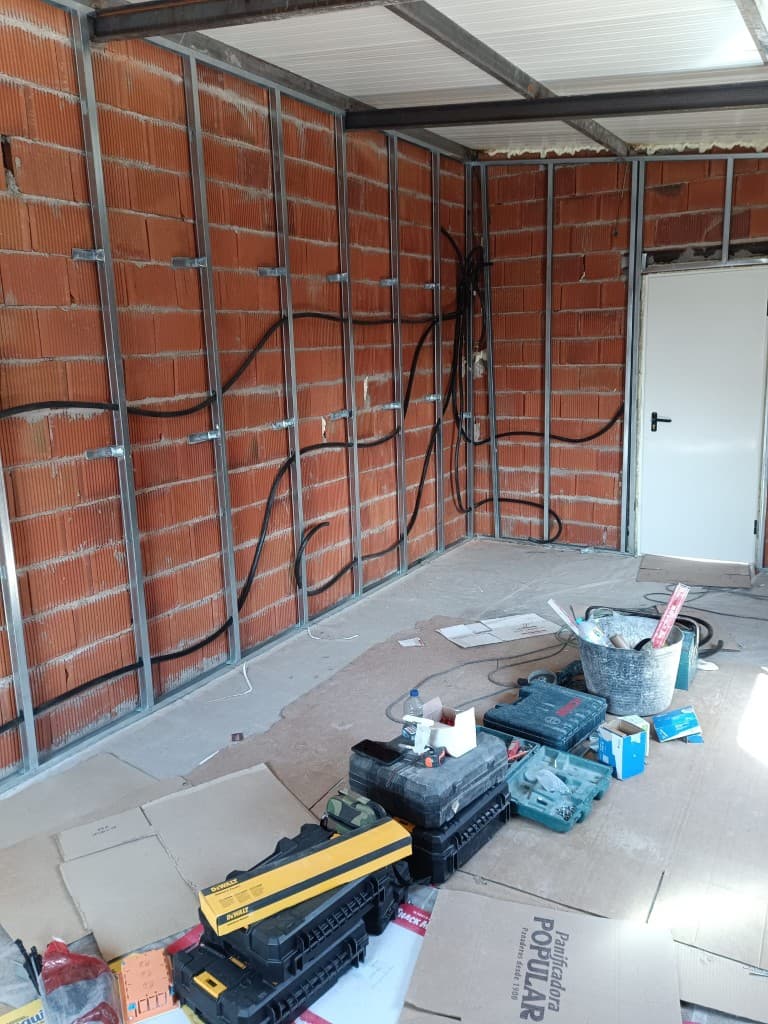 Equipo de construcción trabajando en obra
